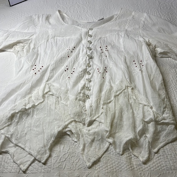 ⭐️🌸Vintage more by lata white embroidered handkerchief hem button front top L - Picture 6 of 12